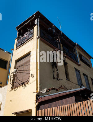 Schmiedearbeiten Skulpturen auf einem Gebäude in Begur, Spanien Stockfoto