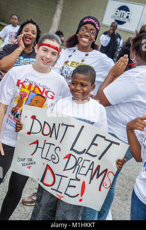 Miami Florida, Liberty City, Martin Luther King Jr. Parade, Teilnehmer, Gemeinschaft Schwarze Jungen Jungen männliche Kinder Kinder Frau weibliche Frauen, Poster, FL080121004 Stockfoto