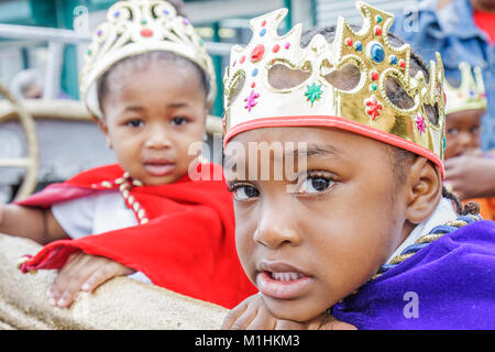 Miami Florida, Liberty City, Martin Luther King Jr. Parade, Teilnehmer, Gemeinde Schwarzer Junge Jungen männliches Mädchen, Mädchen weibliche Kinder Kinderkrone, FL080121006 Stockfoto