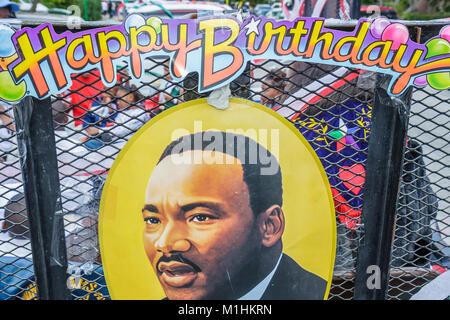 Miami Florida, Liberty City, Martin Luther King Jr. Parade, Teilnehmer, Gemeinschaft Schwarze Männer männlich, Porträt, alles gute zum Geburtstag, Banner, FL080121026 Stockfoto