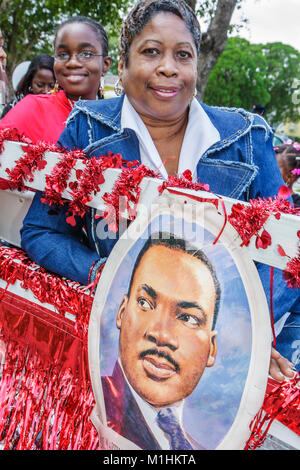 Miami Florida, Liberty City, Martin Luther King Jr. Parade, Teilnehmer, Gemeinschaft Schwarze Frau weibliche Frauen, Mädchen, Youngster, Kinder Familie Famil Stockfoto