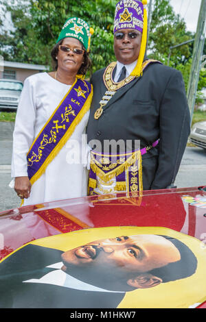 Miami Florida, Liberty City, Martin Luther King Jr. Parade, Teilnehmer, Gemeinschaft Schwarzer Mann Männer männlich, Frau weibliche Frauen, Shriner, Porträt, FL080121034 Stockfoto