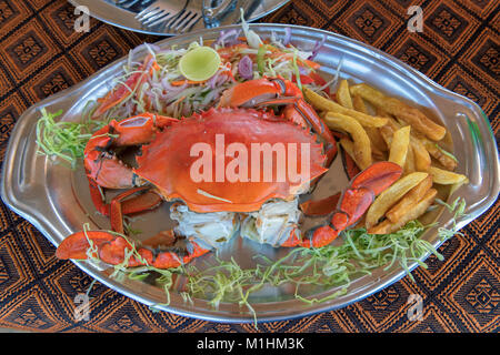 Große Krebse und Gemüse im Beach Restaurant, Goa, Indien. Stockfoto