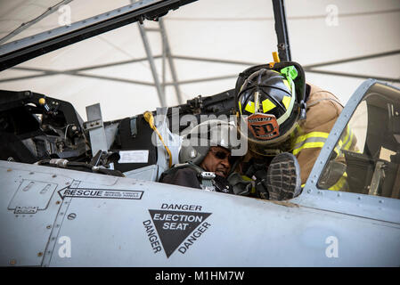 Airman 1st Class Orlando Chapman, 23d Bauingenieur Squadron (CES) Feuerwehrmann, bereitet Charlie Johnson, 23d CES Assistent Leiter der Feuerwehr für die Ausbildung, die aus einer C A-10 Thunderbolt II, Jan. 24, 2018, bei Moody Air Force Base, Ga Feuerwehrmänner vom 23 d CES zu heben durchgeführt A-10 Thunderbolt II C Extraktion Training zu üben Löschmittel ein Flugzeug Feuer und schnell Rettung ein Pilot aus einer A-10. Die 23 d-CES die Extraktion training hält zweimal jährlich und sind auf der Höhe der Zeit bewertet es Sie ein Pilot aus dem Cockpit zu retten. (U.S. Air Force Stockfoto