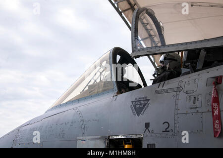 Charlie Johnson, 23d Bauingenieur Squadron (CES) Stellvertretender Leiter der Feuerwehr für die Ausbildung, sitzt im Cockpit eines A-10 Thunderbolt II C, Jan. 25, 2018, bei Moody Air Force Base, Ga Feuerwehrmänner vom 23 d CES C A-10 Thunderbolt II Extraktion Training durchgeführt zu üben Löschmittel ein Flugzeug Feuer und schnell Rettung ein Pilot aus einer A-10. Die 23 d-CES die Extraktion training hält zweimal jährlich und sind auf der Höhe der Zeit bewertet es Sie ein Pilot aus dem Cockpit zu retten. (U.S. Air Force Stockfoto