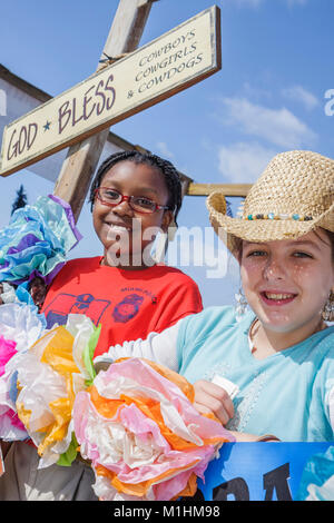 Miami Florida, Homestead, Rodeo Parade, Teilnehmer, Gemeinschaftsveranstaltung, Tradition, Festwagen, Schwarze Schwarze Afrikaner ethnische Minderheit, Mädchen, Kirchengruppe, Schild Stockfoto