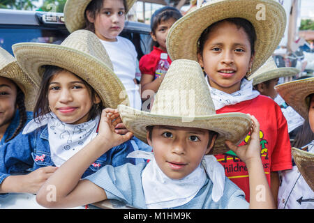 Miami Florida, Homestead, Rodeo Parade, Teilnehmer, Gemeinschaftstradition, hispanische Mädchen, junge Jungen männliche Kinder Mexikaner, Hüte, Bandanas, westliche Kleidung, o Stockfoto