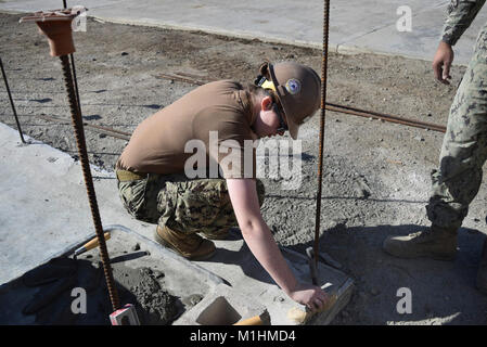 PORT HUENEME, Calif (Jan. 24,2018) Builder Constructionman Alexis Davis, zugeordnet zu den Naval Mobile Konstruktion Bataillon Fünf (NMCB 5), ist der Bereich von Schmutz und Rückständen für Zement während der Durchführung einen Block Schulung vorzubereiten. NMCB 5 ist die Durchführung von Schulungen zu helfen, die Sicherheit, die richtige Technik Verwendung, gewährleisten und neue Seabees mit der Ausrüstung vertraut machen in der Vorbereitung für eine bevorstehende Bereitstellung. (U.S. Marine Stockfoto