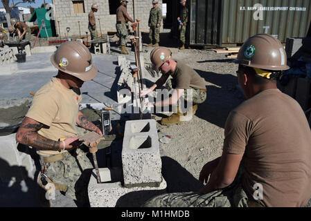 PORT HUENEME, Calif (Jan. 24,2018) Seabees, zugeordnet zu den Naval Mobile Konstruktion Bataillon Fünf (NMCB 5), zur Festlegung der Zement- und Bausteine der Grundstein für ein neues Gebäude in einem Baustein zur Ausbildung zu schaffen. NMCB 5 ist die Durchführung von Schulungen zu helfen, die Sicherheit, die richtige Technik Verwendung, gewährleisten und neue Seabees mit der Ausrüstung vertraut machen in der Vorbereitung für eine bevorstehende Bereitstellung. (U.S. Marine Stockfoto