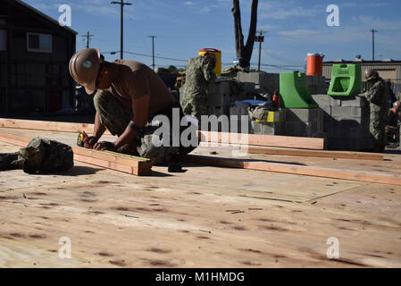 PORT HUENEME, Calif (Jan. 24,2018) Builder 3. Klasse Jorowen Vinluan, zugeordnet zu den Naval Mobile Konstruktion Bataillon Fünf (NMCB 5), ist die Messung ein Stück Holz, um die präzisen Schnitt für die Ausarbeitung einer Außenwand zu erhalten. NMCB 5 ist die Durchführung von Schulungen zu helfen, die Sicherheit, die richtige Technik Verwendung, gewährleisten und neue Seabees mit der Ausrüstung vertraut machen in der Vorbereitung für eine bevorstehende Bereitstellung. (U.S. Marine Stockfoto