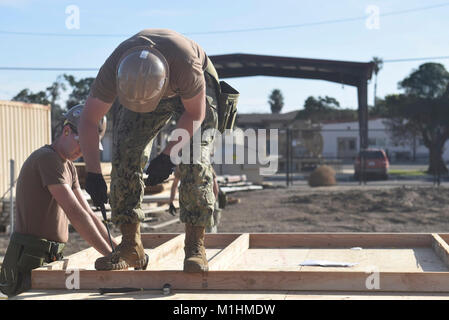 PORT HUENEME, Calif (Jan. 24,2018) Builder Constructionman Brent Garnison, zugeordnet zu den Naval Mobile Konstruktion Bataillon NMCB Fünf (5), Hammer einen Nagel in den Rahmen einer Außenwand. NMCB 5 ist die Durchführung von Schulungen zu helfen, die Sicherheit, die richtige Technik Verwendung, gewährleisten und neue Seabees mit der Ausrüstung vertraut machen in der Vorbereitung für eine bevorstehende Bereitstellung. (U.S. Marine Stockfoto