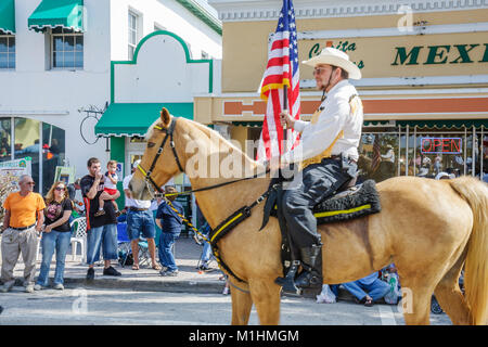 Miami Florida, Homestead, Krome Avenue, Rodeo Parade, Teilnehmer, Gemeinschaftsveranstaltung, Tradition, Reiten, Pferd, Pferde, Reiter, Reiter, Hispanic Latin Stockfoto