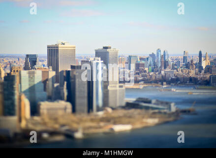 Eine Luftaufnahme von Manhattan, New York, als aus New Jersey National Guard UH-60L Black Hawk Hubschrauber bei einem gesehen, Jan. 24, 2018. Heeresflieger aus dem 1 Assault Helicopter Bataillon, 150 Aviation Regiment, müssen sich selbst mit dem Hudson spezielle Flight Rules Bereich über New York City vertraut zu machen. Diese Stockfoto