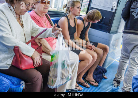 Miami Beach Florida, Washington Avenue, Metrobus, South Beach Lokal, öffentlicher Nahverkehr, Passagiere Reiter, lateinamerikanisch-lateinamerikanische Ethnie Stockfoto