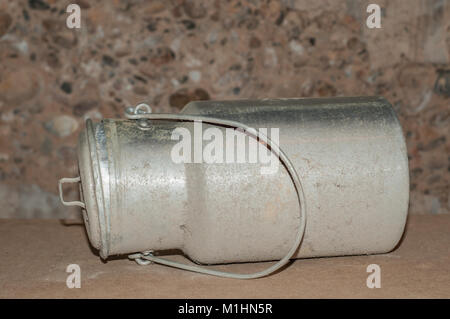 Antike Milchkanne, Metall Stockfoto