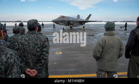 Japan Air Verteidigung-kraft Mitglieder und 35th Fighter Wing und Naval Air Facility-Misawa Führung achten sie auf die Ankunft der ersten JASDF F-35 A bei Misawa Air Base, Japan, Jan. 26, 2018. Das Flugzeug ist ein leistungsstarker, multirole Flugzeuge mit fortschrittlicher Elektronik entwickelt, Situationsbewusstsein zu erhöhen und mehr Informationen über die Piloten verteilen als jedes andere Kampfflugzeug, den Wirtschaftsteilnehmern ein entscheidender Vorteil gegenüber dem Gegner. Japan ist eines von 12 Ländern der F-35 ein in den Bemühungen, die Lufthoheit zu maximieren zu erwerben. (U.S. Air Force Stockfoto