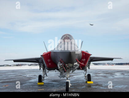 Die ersten operativen Japan Air Verteidigung-kraft F-35 eine sitzt auf der Flightline während einer F-16 Fighting Falcon aus während die F-35 eine Begrüßungszeremonie bei Misawa Air Base, Japan, Jan. 25, 2018. In den kommenden japanischen Geschäftsjahr, neun weitere Flugzeuge werden diese eine der ersten fünften Generation fighter Squadron zu incept als Teil 3 des JASDF Air Wing beitreten. (U.S. Air Force Stockfoto