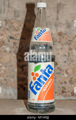 Fanta Glas Flasche mit irgendeiner Art von Flüssigkeit im Inneren Stockfoto