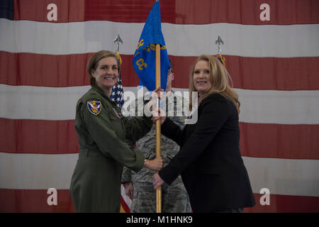 Kol. Jennifer Kurz, 23d Wing Commander, Hände Paige Herzöge, eingehende 23 d WG honorary Commander, die GUIDON während Honorary Commander Ändern des Befehls Zeremonie an der Moody Air Force Base, Ga., Jan. 26, 2018. Die Ehrenamtlichen Commander Programm können lokale Gemeinschaftsführer Bewusstsein für Moody's Mission durch offizielle und soziale Funktionen zu erhalten. (U.S. Air Force Stockfoto