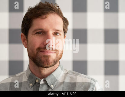 Inhalt junge Mann trägt ein Hemd seine karierten Tapeten passenden Stockfoto