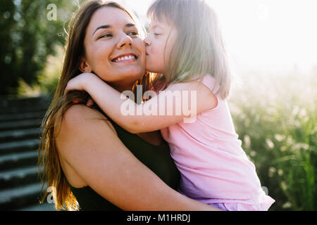 Bild von Mutter und Kind mit besonderen Bedürfnissen Stockfoto