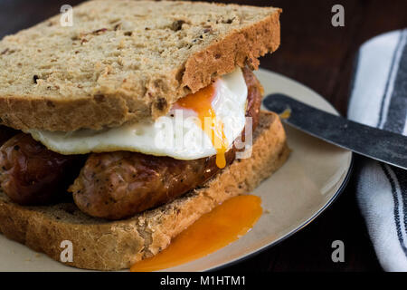 Würstchen und Ei Sandwich Stockfoto