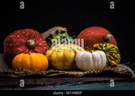 Eine Auswahl von Herbst Squash auf hessischen Stockfoto
