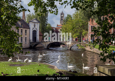 Blick vom Parque de la Vina zum Begijnhof Brücke in der Stadt von Brügge in Belgien. Stockfoto