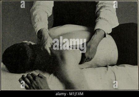 Dieses Handbuch (1917) enthält detaillierte Anweisungen zu therapeutischen Übungen und Massagetechniken, die für Ärzte, Studenten und professionelle Masseure bei der Behandlung verschiedener Erkrankungen entwickelt wurden. Stockfoto