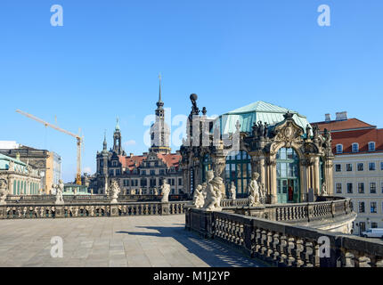 Blick Richtung Carillon (Glockenspiel Pavillon Pavillon) von der Terrasse an der süd-östlichen abgerundete Galerie der Zwinger in Dresden, Sachsen, Deutschland. Stockfoto