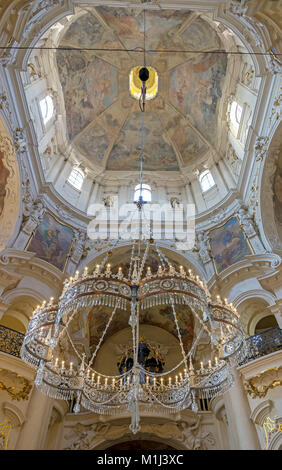 Prag, tschechische Republik - 28 Juli 2016 - Beeindruckende Innenausstattung und Crystal Crown Leuchter in die barocke St.-Nikolaus-Kirche, Prager Altstadt ein po Stockfoto