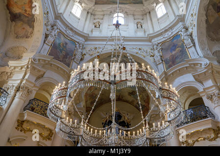 Prag, tschechische Republik - 28 Juli 2016 - Beeindruckende Innenausstattung und Crystal Crown Leuchter in die barocke St.-Nikolaus-Kirche, Prager Altstadt ein po Stockfoto