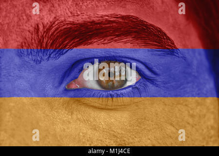 Menschliches Gesicht und Augen, mit Flagge von Armenien lackiert Stockfoto