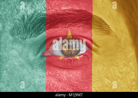 Menschliches Gesicht und Augen, mit Flagge Kamerun lackiert Stockfoto