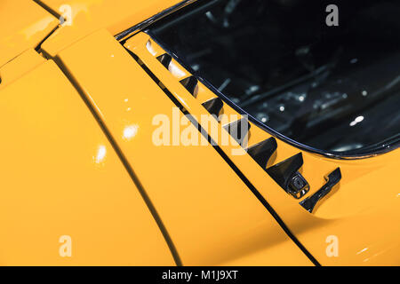 Luxus gelb Vintage roadster Fragment, Aerodynamik Luftzufuhrgitter, Italienisch car Design Stockfoto