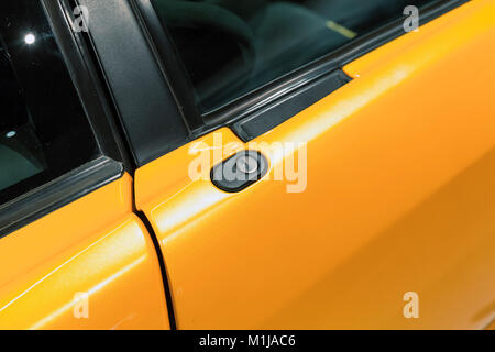 Luxus gelb roadster Fragment, das Türschloss. Italienische Auto design Stockfoto