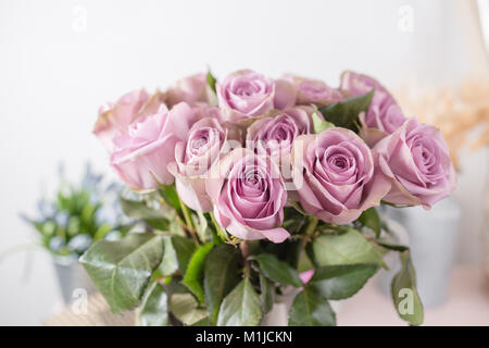 Flieder Garten Rose. Strauß Blumen Rosen in Glasvase. Shabby Chic Wohnkultur. Morgentau Stockfoto