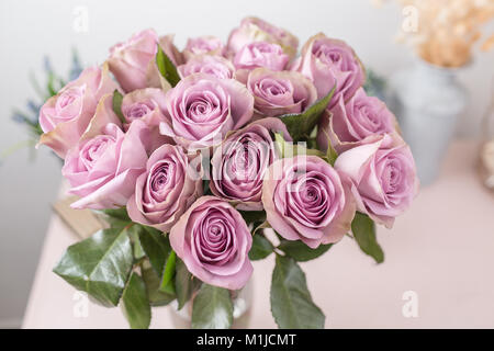 Flieder Garten Rose. Strauß Blumen Rosen in Glasvase. Shabby Chic Wohnkultur. Morgentau Stockfoto