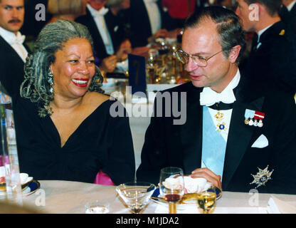 Der amerikanische Schriftsteller Toni Morrison zusammen mit dem schwedischen König Carl XVI Gustav am Tisch im Nobel und Veranstaltungsräume, nachdem Sie den Nobelpreis in L erhalten hat. Stockfoto