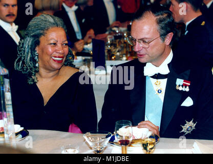 Der amerikanische Schriftsteller Toni Morrison zusammen mit dem schwedischen König Carl XVI Gustav am Tisch im Nobel und Veranstaltungsräume, nachdem Sie den Nobelpreis in L erhalten hat. Stockfoto