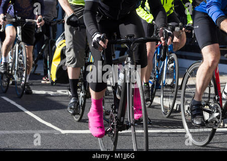 London Radfahrer Radfahren auf einem Radweg zu arbeiten Stockfoto