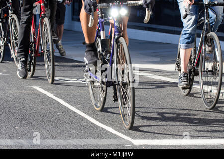 London Radfahrer Radfahren auf einem Radweg während der morgendlichen Rush hour zu arbeiten Stockfoto