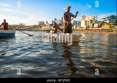 SALVADOR, Brasilien - Februar 1, 2016: Fischer bieten Boote zu Feiernden auf dem Festival von Yemanja in Rio Vermelho Angebote zur See zu nehmen. Stockfoto