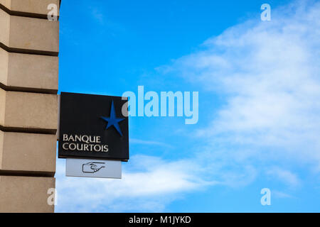 BORDEAUX, Frankreich - 27. Dezember 2017: Banque Courtois Logo auf ihren Hauptsitz in Bordeaux. Banque Courtois ist das älteste französische Bank, Marktführer im Pri Stockfoto