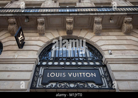 BORDEAUX, Frankreich - 27. Dezember 2017: Louis Vuitton Logo auf Ihren lokalen Shop in Bordeaux. Louis Vuitton ist ein modehaus Hersteller und Luxus re Stockfoto