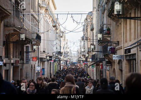 BORDEAUX, Frankreich - 27. Dezember 2017: Sainte Catherine Street während der Rush Hour mit Menschen shopping unter den zahlreichen Geschäfte von der Straße gedrängt, auf Stockfoto