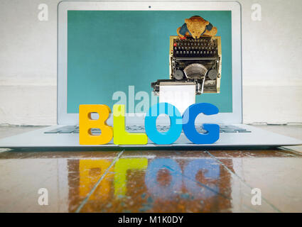 Konzept blogging mit Holz Buchstaben auf einem Laptop auf einem Holzboden mit Reflexion Stockfoto