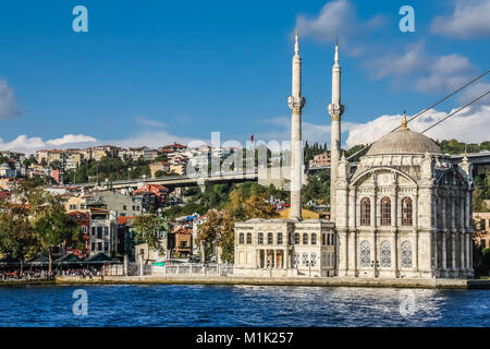Ortaköy Moschee am Ufer des Bosphorus, Istanbul, mit Spiegelungen im Wasser. Stockfoto