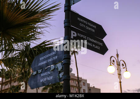 Larnaca, Zypern - 3. Januar 2018: Street Sign in Larnaca. Wegbeschreibung zum Zentrum, Mackenzie Strand, Fischen Unterschlupf. LARNACA, 3. Januar 2018 Stockfoto