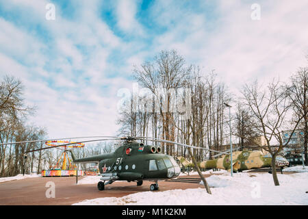 Vitebsk, Belarus. Multipurpose Transport Hubschrauber Mi-8 Die Gasse der militärischen Ruhm in Victory Park im Winter Tag. Stockfoto